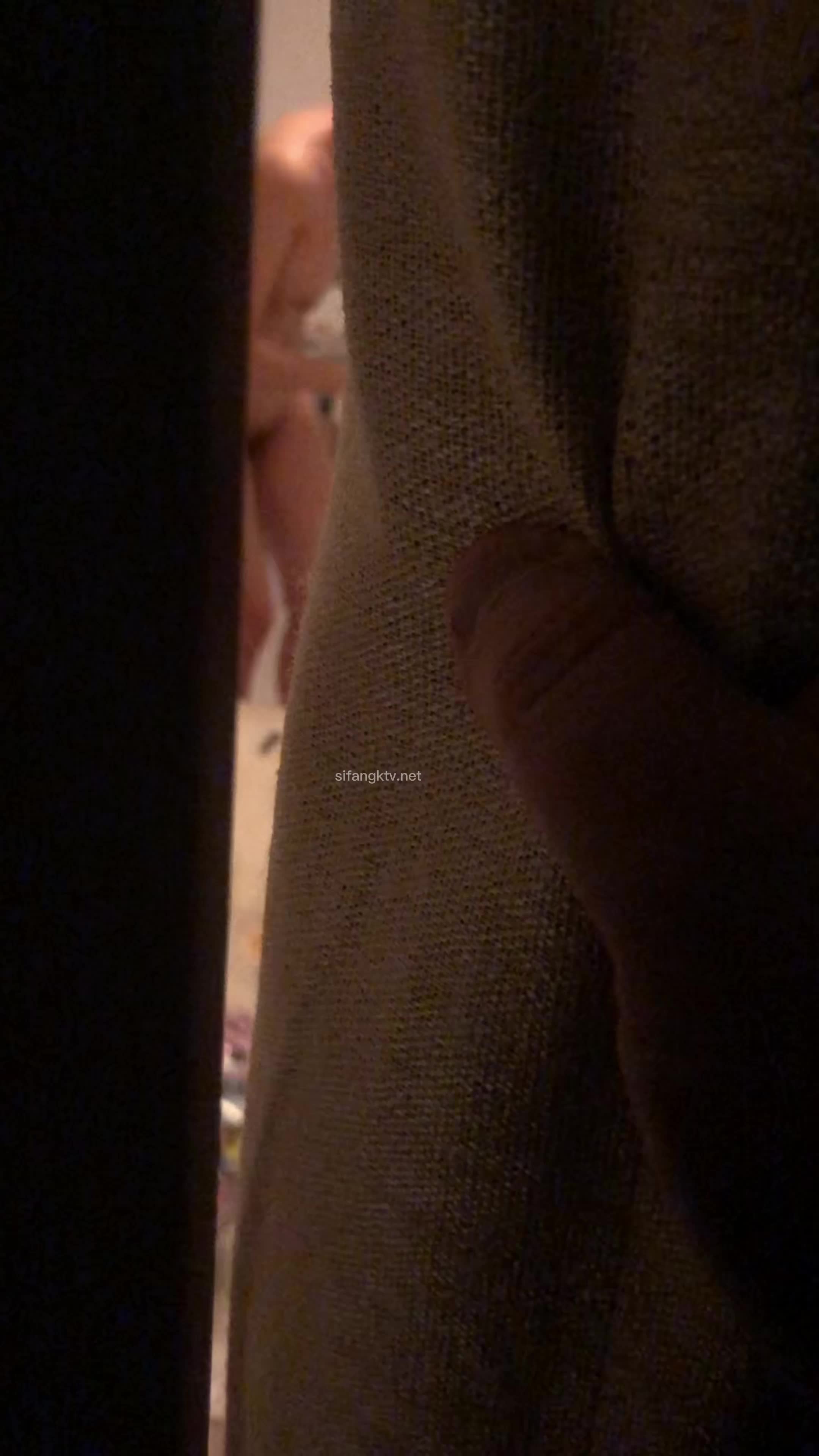 贵在真实，早已踩好点，扒窗帘偷拍隔壁嫂子洗完澡护肤，身材太哇塞了，当场就硬了起来
