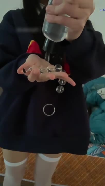 #胡椒籽 在房间里自慰至高潮喷水，菊花拉珠更添刺激