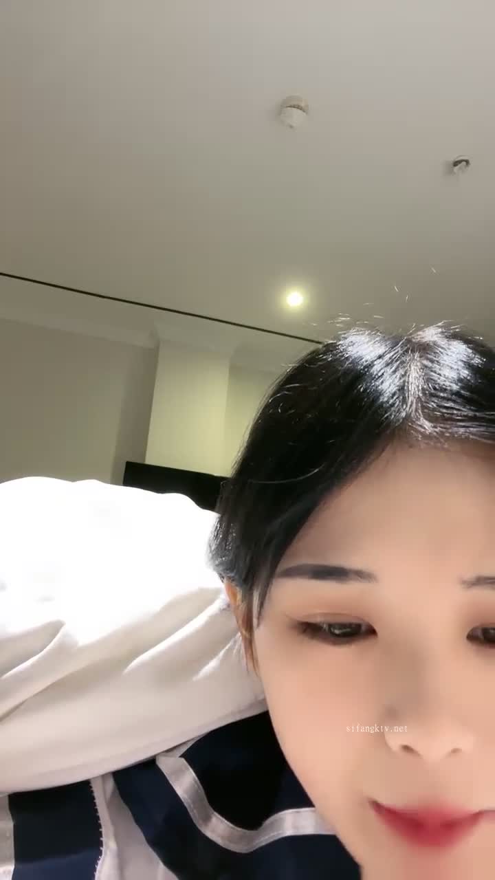 小易的啵啵 #反差 #自慰 #精选黄播 涩涩的表情真不错！进群看全集进群点我超高速梯子价格实惠！机场点我！！活动正在进行中详细见置顶哦！！