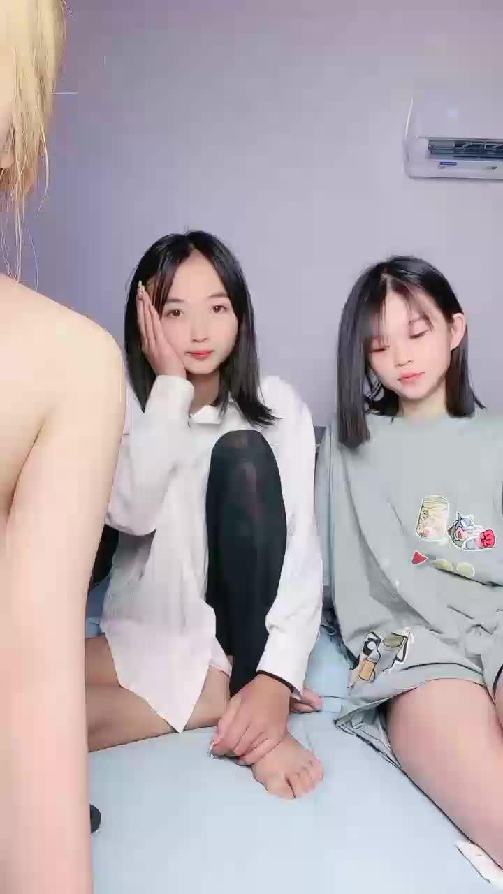 #美美爱干饭 #群P #萝莉 #精选黄播 #中出 社会萝莉组团下海！效果还是不错的！进群看全集进群点我超高速梯子价格实惠！机场点我！！活动正在进行中详细见置顶哦！