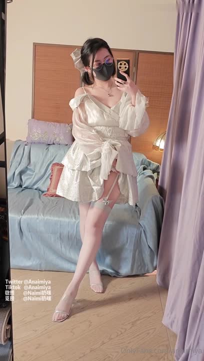 #奶咪 白丝眼镜娘，镜前前后洞被玩具填满，抽插高潮拉丝，遗憾无特写
