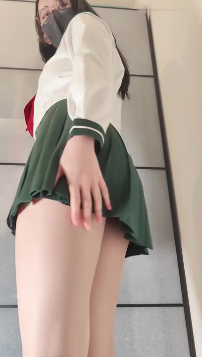 #奶咪 戈薇学生服小红帽，肛塞插入后裸舞，挑逗得欲火焚身