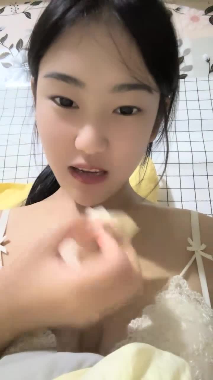 #羞羞求调教 #萝莉 #巨乳 #精选黄播 萝莉的脸型和产后的身材绝配！进群看全集进群点我超高速梯子价格实惠！机场点我！！活动正在进行中详细见置顶哦！