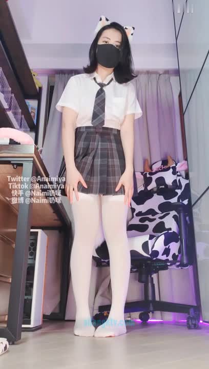 #奶咪 白丝JK小母狗，镜前轻抚娇躯，展示全身的诱惑曲线