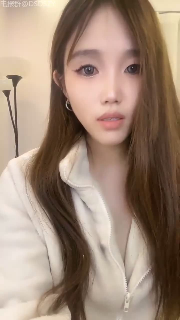 黄色战袍校花女神「甜奶汐」，让人梆硬的身材，一看就是个淫妇，白虎馒头逼，不干个几个小时满足不了！【第五弹】