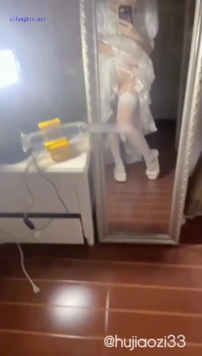 #胡椒籽 身穿婚纱，用玩具抽插小穴，娇喘连连