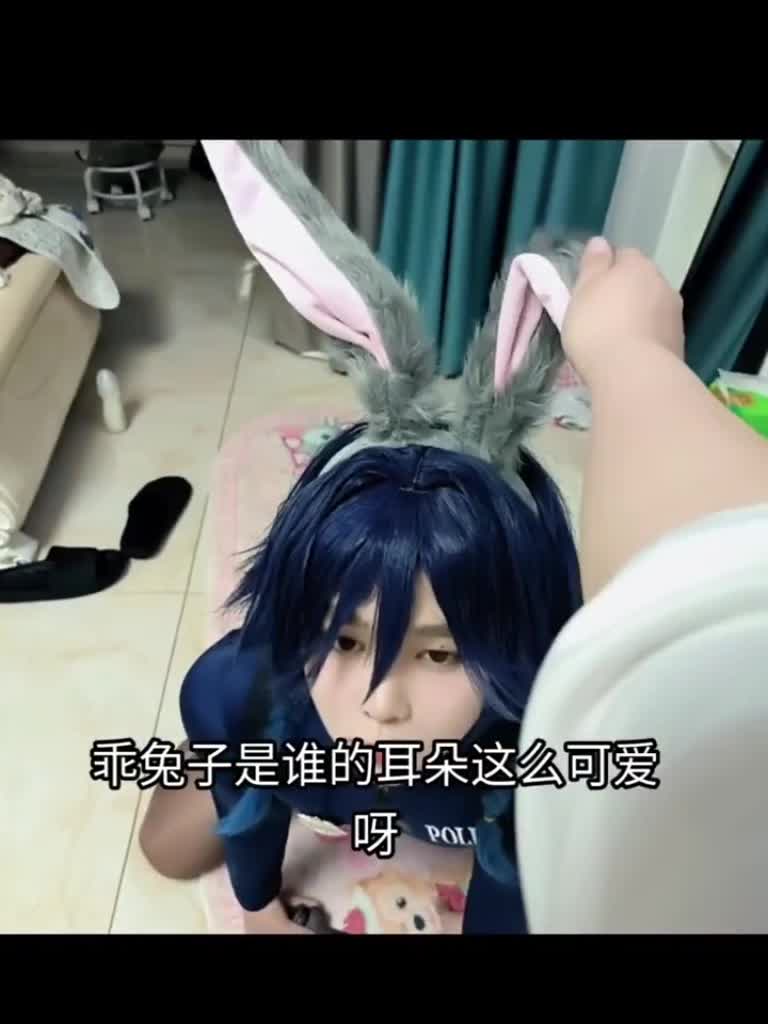 萝莉伪娘Cd小梦 被主人锁住的笨兔子玩弄自己的屁穴真是只骚兔子 被大蟒蛇咬住才不会屈服呢 咦惹哈去了很快就缴械了呢