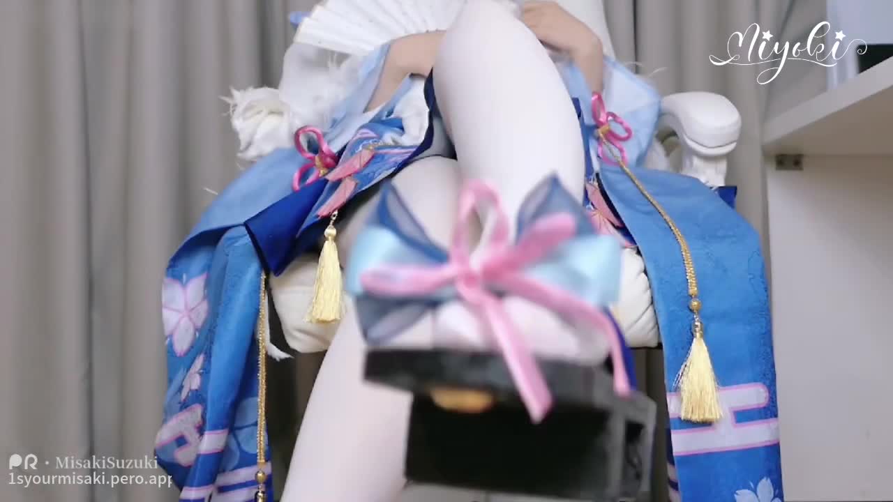 #铃木美咲 Cos白鹭樱华，白丝嫩足挑逗假鸡鸡，模拟足交让人血脉喷张