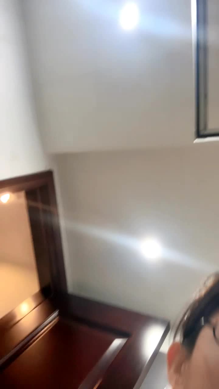 颜值不错的纹身宝贝全程露脸炮击蹂躏骚穴，给小哥口交大鸡巴，各种体位无套爆草，内射中出浪叫不止表情好骚