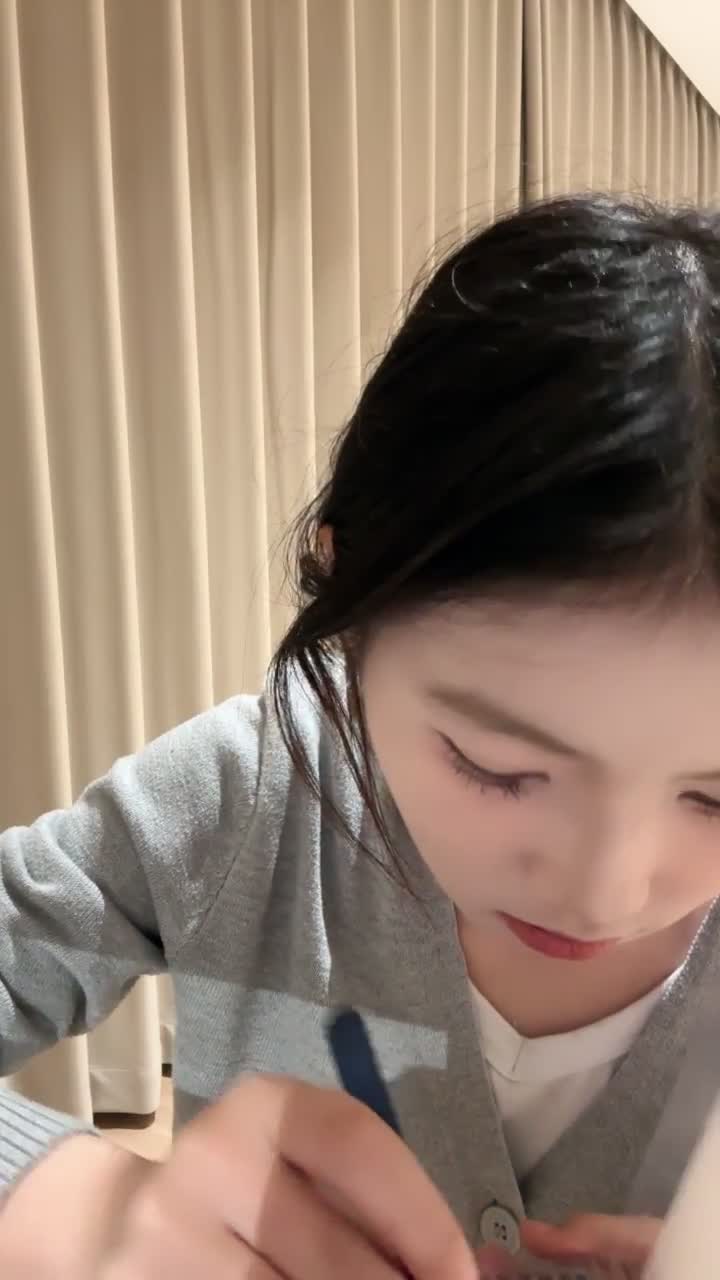 抖音快手超级火的精神小妹 困困兔 闷骚眼镜小迷妹道具自慰~无套啪啪~尝试肛交后入 系列1 #困困兔 #精神小妹