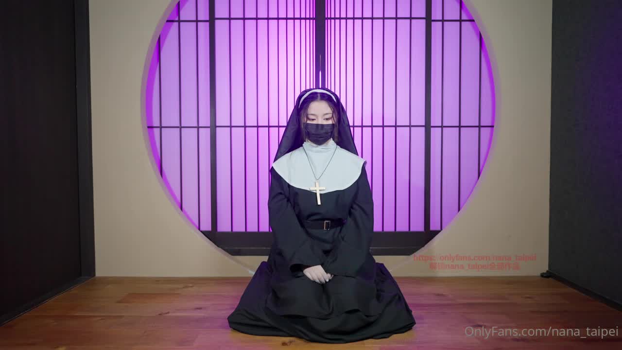 #台北娜娜 表面虔诚的修女真实面目是一只小骚货,想着被男人当成性奴狠狠的干
