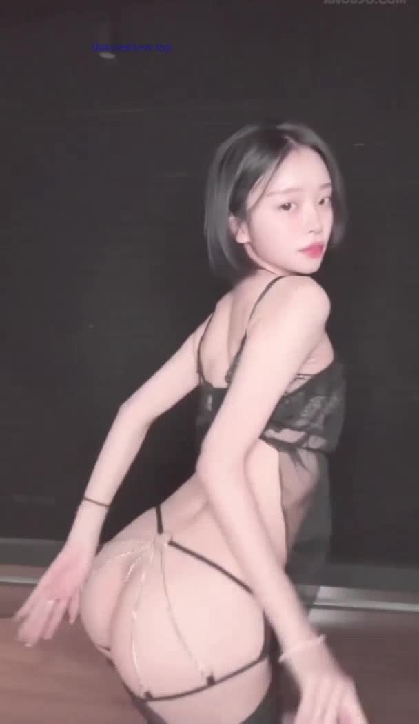 #曾伊 #裸舞 #艳舞 #反差 跳成这样真不错！还是韩国妹子跳舞好看！进群看全集进群点我超高速梯子价格实惠！机场点我！！活动正在进行中详细见置顶哦！