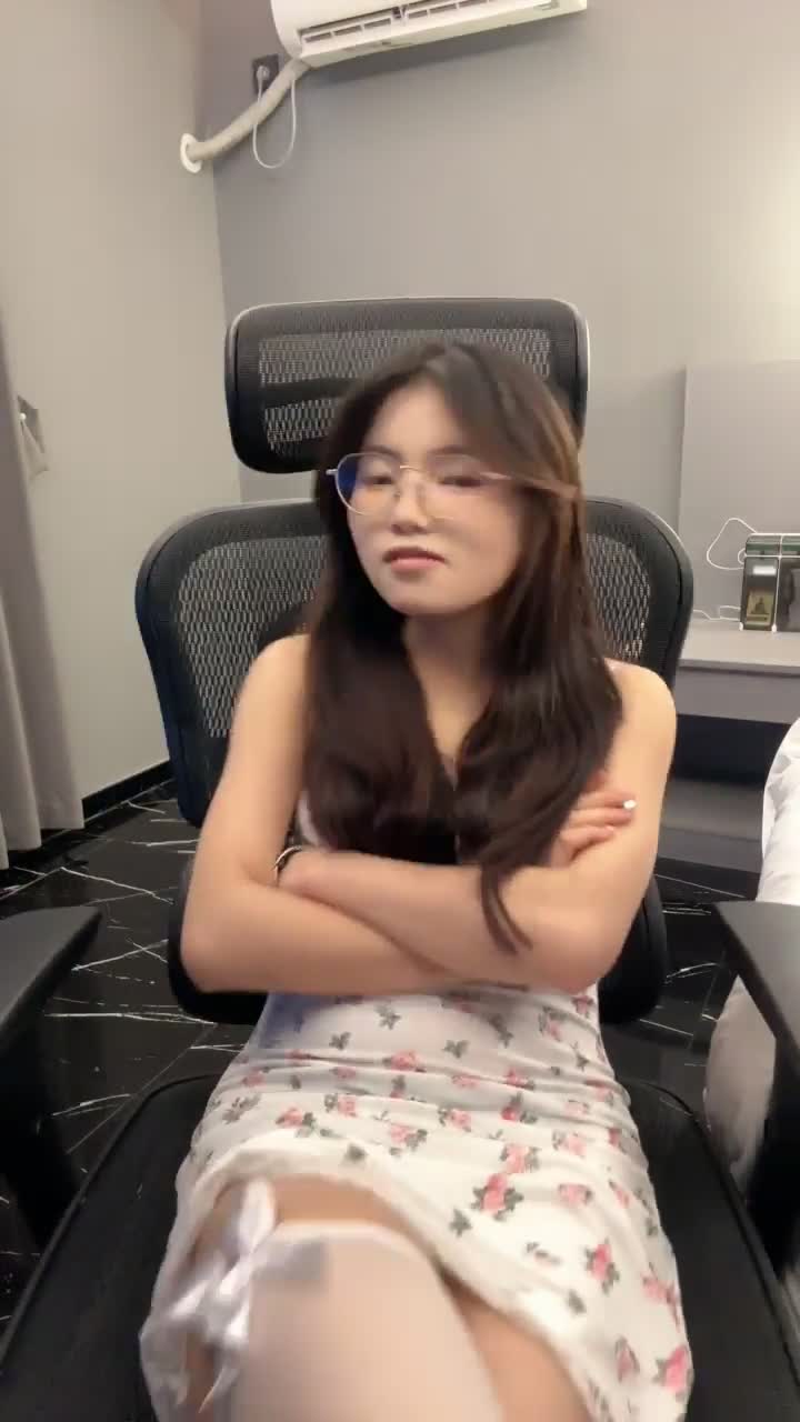 抖音快手超级火的精神小妹 困困兔 闷骚眼镜小迷妹道具自慰~无套啪啪~尝试肛交后入 系列1 #困困兔 #精神小妹