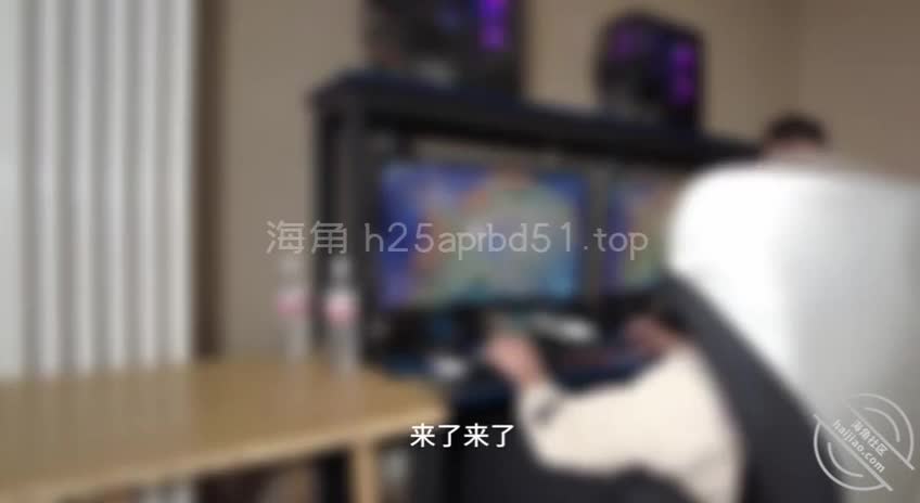 海角社区 #我和娇妻的日常老婆也是有意见了，本来想着哪天约着一起活动下呢，谁知道昨天大哥联系我要我带着老婆去上网打游戏，作为一个爱好游戏的屌丝，我就答应了，因为工作的事，我下了班才去，就让我老婆先去了，没想到他们找的电竞酒店 ，我到的时候我老婆已经被他们侮辱了，没办法呀 本着大家开心才是最重要的，我含泪接过被他们干过的老婆干了起来，回家后老婆也没给我说经过，今天剪视频才看到经过。作为一个喜欢绿帽的男人，我是全程硬着剪完视频的，老婆第一次单独被被人干，我视频都是一点一点看的，生怕漏了什么，不过确实过瘾呀，老