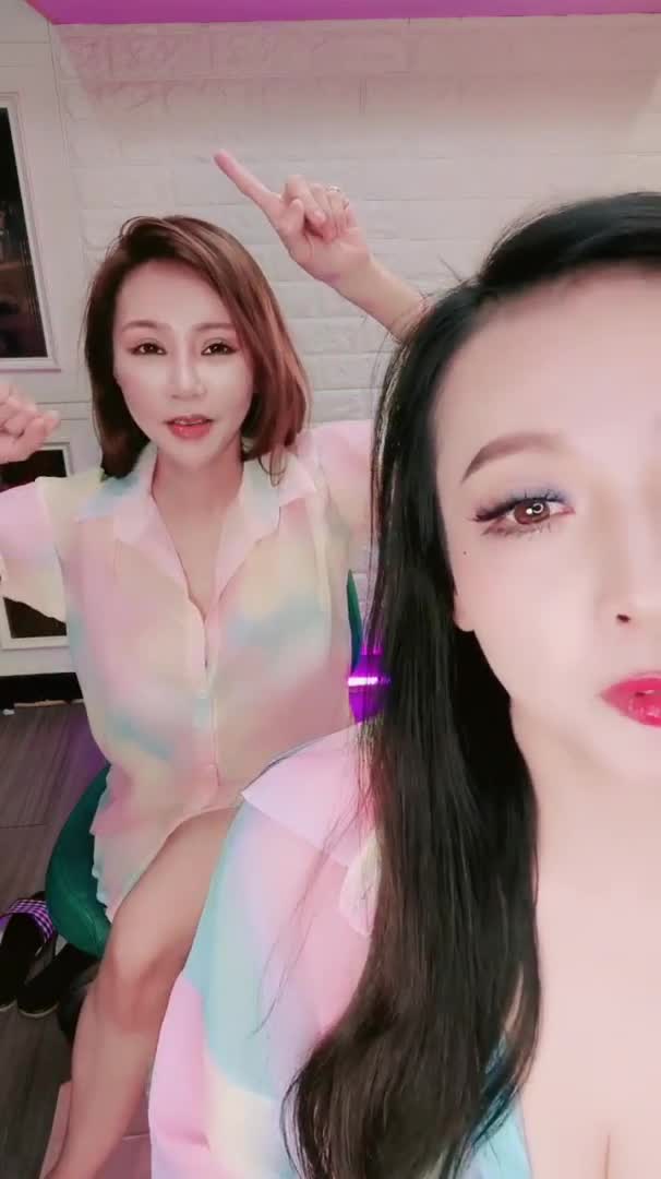 #你的宝贝 #双女 #熟女 巨乳姐妹互舔互慰~道具自慰高潮狂喷速游VPN跑满千兆只做最快