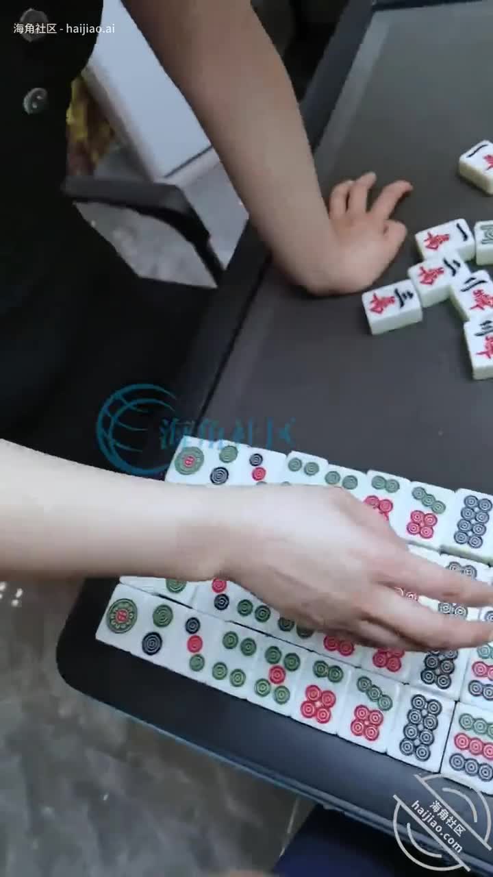 #海角社区 #爱玩求虐的婶婶边教婶婶，边上下其手，婶婶被我搞的痒痒的，任君采撷温顺的跟个小猫咪似的，婶婶给我口完鸡巴，我就想插了，让婶婶整个躺在麻将桌上，高度刚刚好，对着早已湿漉漉的黑森林发起冲击。婶婶状态渐佳，黑蝴蝶翅随着抽插，有节奏的翩翩抖动。婶婶总觉得自己的咪咪比较小，以前从来不给我乳交，今天骚的不行，抱着我的鸡巴，使劲的挤着不大的乳房把鸡巴夹在里面。鸡巴虽然没多大感觉，可心里很满足，期间也不断变换姿势，怎么好玩怎么来，最后白浆混着精液从逼口流了出来