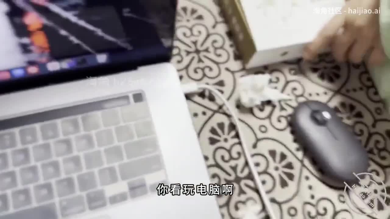 #海角社区 #姐姐的奶味把着我的鸡巴就往自己的骚逼里放，我的鸡巴真的是强行上线，开始操她的骚逼。老姐起来就开始摸自己的奶子，上下动自己的骚逼，我真的害怕老姐动着孩子了。老姐的骚逼全是水，弄的我也上头了，抱着老姐就让她反过来，开始后入操她的骚逼，既然你这么饥渴，我就满足你，我抱着老姐的大屁股就开始操。鸡巴上全是老姐骚逼的水。弄的我，实在是没忍住射到了骚逼里，反正已经怀孕了，就不怕内射了。
