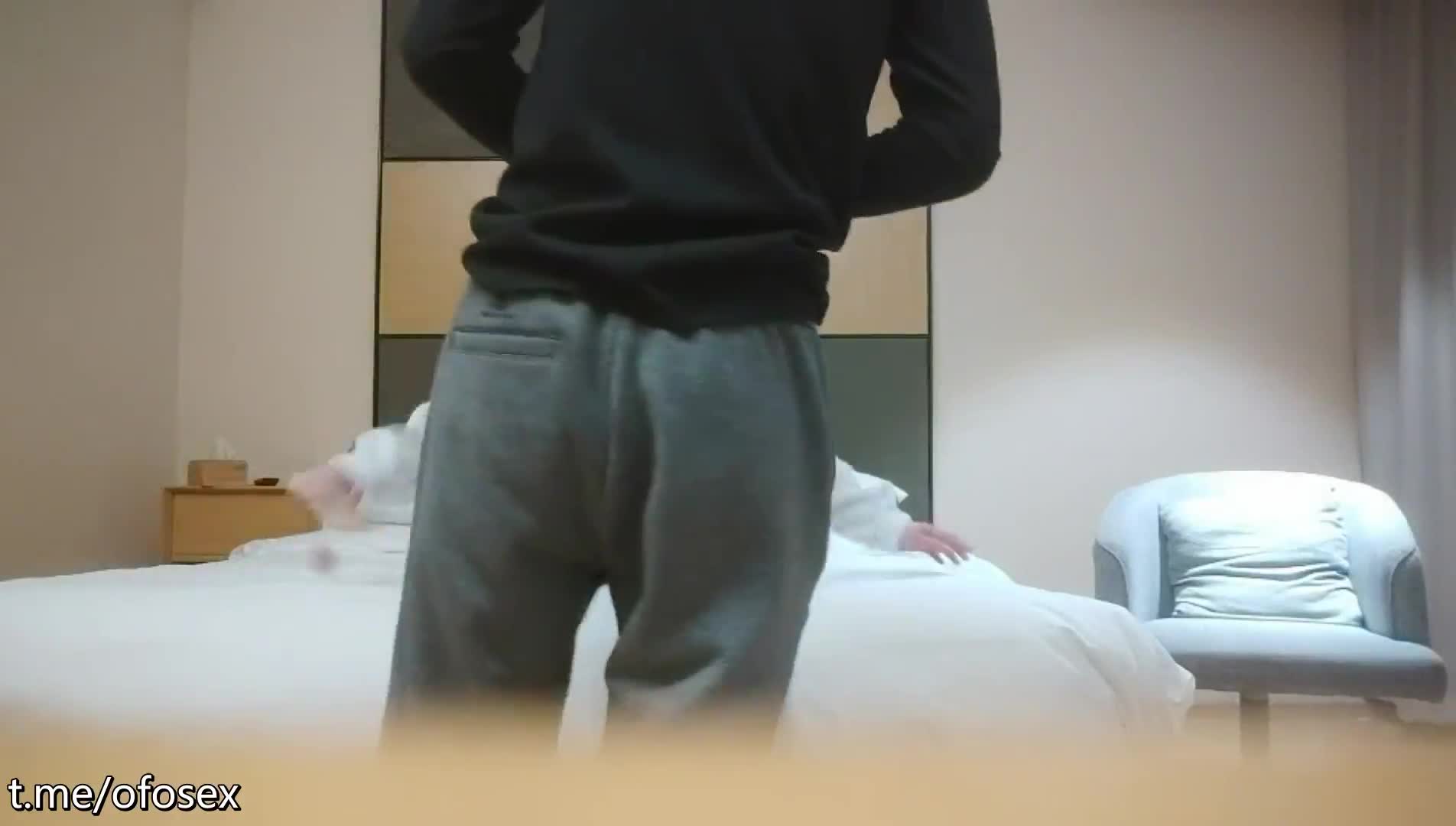 【利哥探花】大胸萝莉妹妹，刚换了最新iPhone好开心，数完现金裸体相见，阴毛浓密欲望强，花式啪啪高潮袭来点此查看更多
