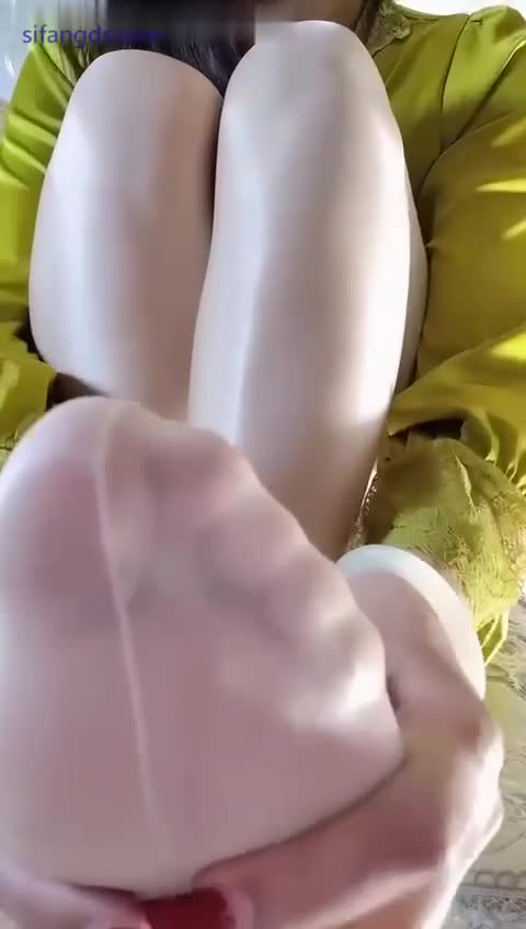 抖音十月，极品轻熟女少妇 修长性感做了美甲的手隔着丝袜抚摸着大骚逼有没有戳中你们的性癖，无内丝袜诱惑拉满，性感的翘臀配上齐逼包臀裙后入一定爽死