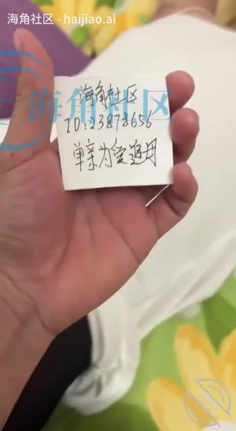 海角社区 #单亲为爱追母当场直接化身打桩机，操的妈妈求着喊着不要不要，妈妈估计被我操爽了，昨天到现在都没有理过深圳操过她的几个男人！刚刚我还问妈妈，才知道她来这里干的几年间被厂里十几个男的操过，有一次居然还是同时被两个管理操！听着妈妈聊着这些问就兴奋的不行，估计问还是有绿母癖好，不知道以后找到老婆会不会也有绿帽想法！
