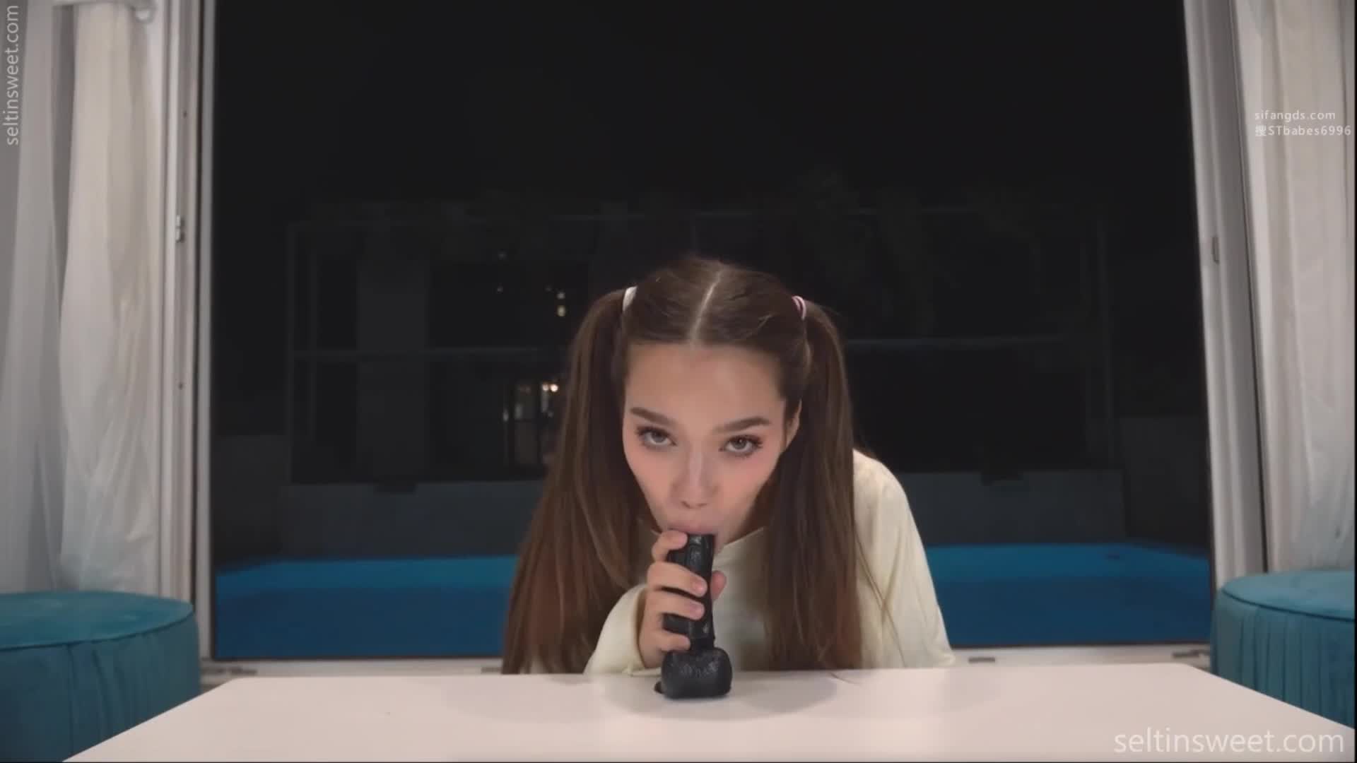 #SeltinSweet 绝顶美臀大奶少女 各种抽插、骑乘、喷水、白浆溢出流满沙发