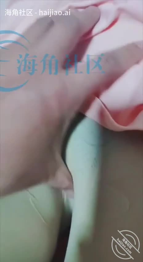 海角社区 #熟控大胖昨天妇女节时候，我是大放血啊，我认识的熟女每人都发红包，李老师这我也发了，说女神节快乐，李老师收了，聊了两句才知道今天李老师老公有事不在家，但他儿子在家，我一看机会来了，就约老师晚上吃饭，约了半天，终于约到了。吃饭时候说今天给她过节，喝点，老师说自己酒量差不会喝酒，我说喝点啤酒，结果两瓶没喝完，她就不行了。我就搂她，占便宜都不反抗了，这就醉了，也太容易了。我说带她去醒醒酒，就直接弄个宾馆小时房，给带进去了。就说孩子在家她要早点回去之类的。我说醒醒酒就回去了，带到宾馆就是视频内容了，特别