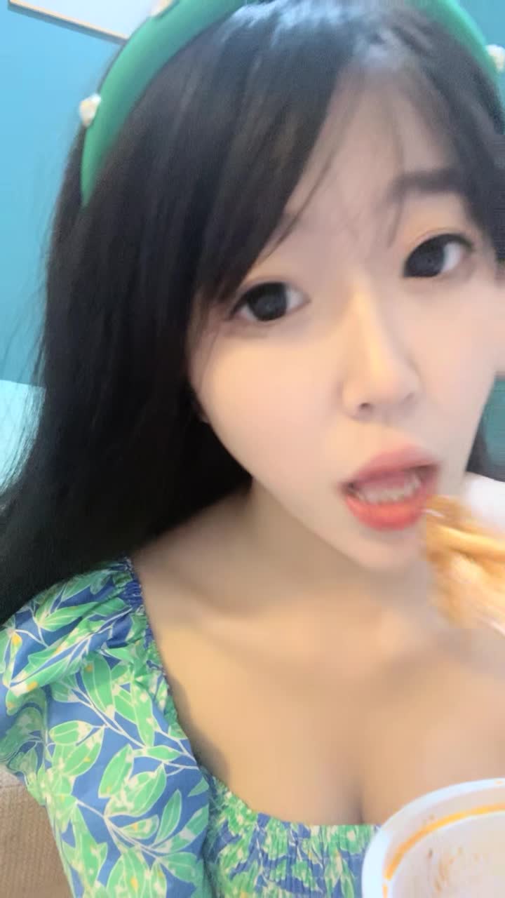 #一叶页 #甜甜也辣 #清纯 #女大 #宿舍
