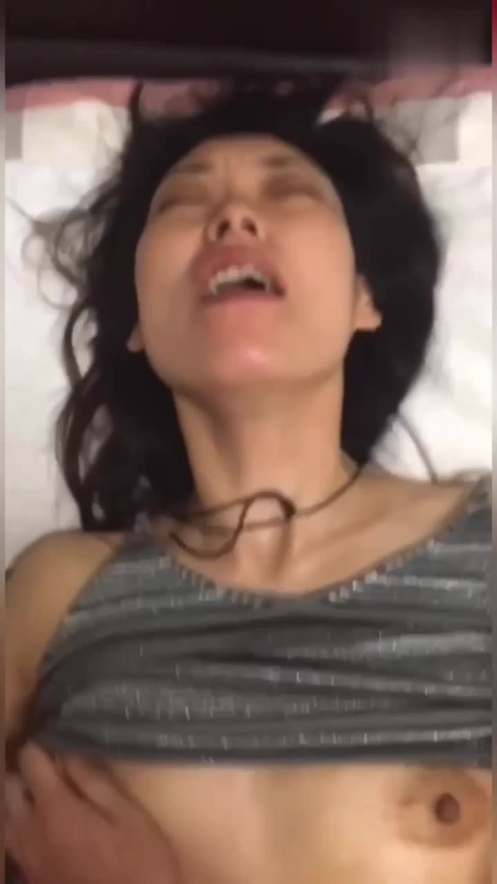 约炮公司女同事 平时看着正经，没想到在床上是如此的浪荡，妥妥的反差婊一枚，一边被操一边要求射满她的骚逼，表情极度销魂