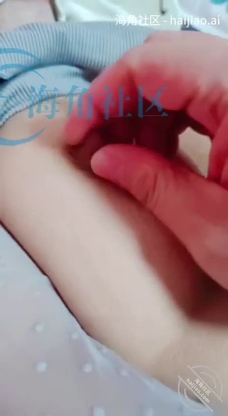 海角社区 #熟控大胖欲擒故纵，那我就陪她演。然后我就说保证不做坏事只是单纯的陪她待会。反正就是，李老师实际上很饥渴，但是碍于面子又装的很纯。然后就会一脸正义的样子说，你这样是不对的，然后对于我的侵犯她又欲擒故纵像个绵羊那样的。后来偷偷跟上了楼，进了屋。然后李老师坐着和我又拉扯了一阵，醉醺醺的样子，然后我说送她礼物，又哄又骗的，终于安静了，躺下了，然后我就行动起来，一点点给她解刨了开光了，露出了浓密的屄毛个丰硕的大奶子。