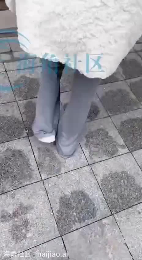 海角社区 #和小嫂子的春天下电梯后我站在门口准备让嫂子开门进去，嫂子拽着我到楼梯间，说家里真的有人不方便，我就继续耍无赖，嫂子今天穿这么骚都给我看硬了，不给我解决一下吗？我边说边在楼梯间揉着嫂子的小骚穴嫂子忍不住的叫了一声，然后我把裤子脱了 漏出鸡吧直接塞进嫂子嘴里。紧张又刺激的环境下做这种事，真的有种特别的爽感，就是因为这样搞的嫂子口了几分钟后我就想缴械了，又想到还没让嫂子舒服呢！如果我先射了会不会以后不让我碰，想到这里我就强忍着不让嫂子口了直接从后面扒下她的裤子，穿着开档丝袜的大屁股暴露在我面前，这时