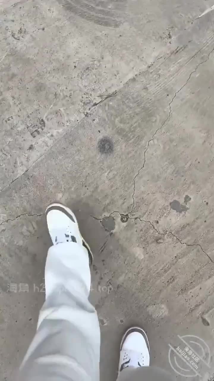 海角社区 #奶子即正义本集故事接上一个帖子,这个从事美容行业的少妇自从和我交合以后,好像被我打开了新世界,每次只要一有空就会给我发消息，她和我说,和我做爱很爽,说我给她的感觉和别的男人不一样,她老说我变态,说我乱来,说很多时候会让她觉得很羞耻,让她觉得自己很下贱,可是又会不自觉的想着我……