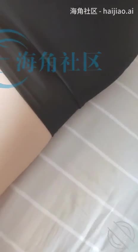 海角社区 #月半爱女马我妈今天肉丝太给力了，太性感了，尤其是中午还骂了我一顿，让我更要插妈妈报复一下。最后妈妈还给我来了个观音坐莲，从上面给我坐射了，太舒服了，妈妈不让我内射，结果还是被我偷偷内射了，然后又骂了我一顿，真爽。