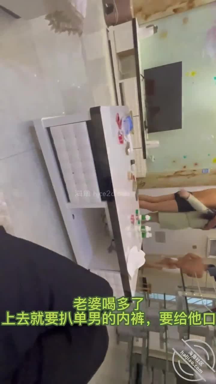 海角社区 #寝取NTR看着他们全身对老婆的上下亲吻，我都替老婆觉得爽啊，但是又很心疼，怕老婆的骚逼明天会肿，因为老婆皮肤很嫩，性格也是温柔型的，在对老婆全身前戏以后，就开始要对老婆展开进攻了，给你们看一下这张图，如果有绿帽心理的海友们，想象一下，如果是你们老婆。你会硬吗？