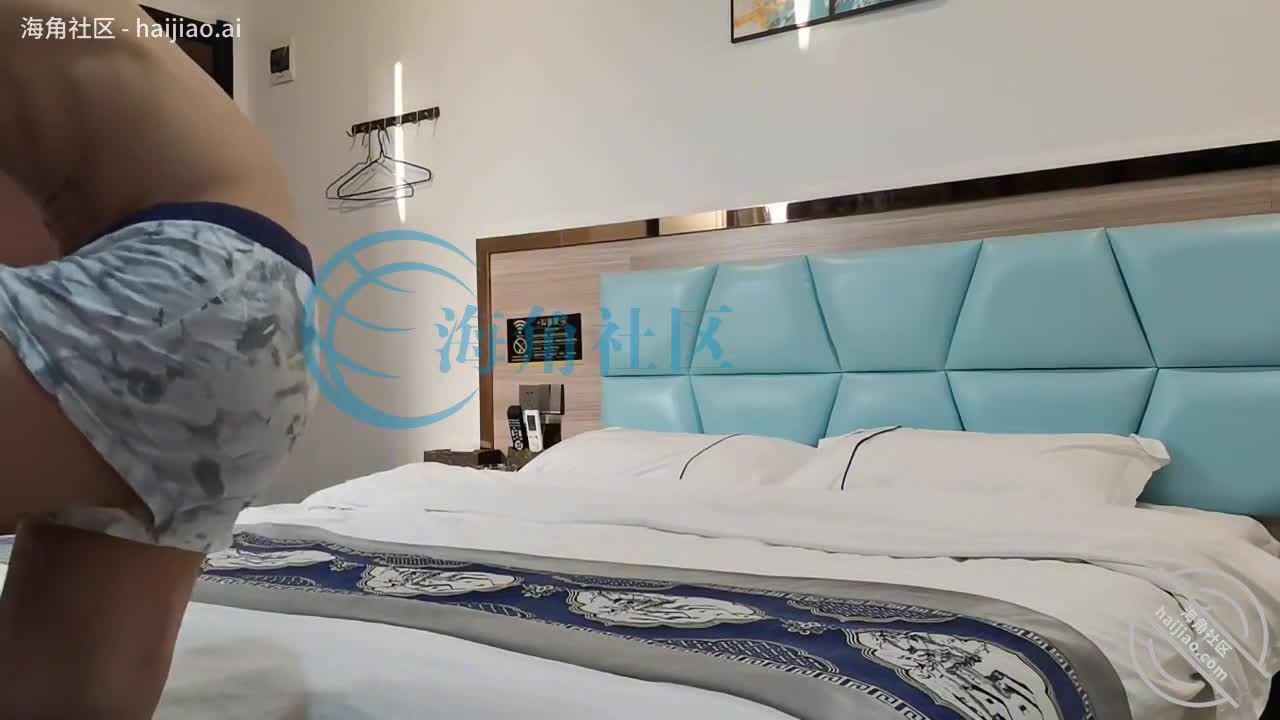 海角社区 #妈妈少妇人妻爱好者口完，老板娘就趴着，我慢慢把她裤子脱下来一点点，露出屁股，扒开两朵屁股肉往里看了一下，并用手指从后面捅她嫩骚逼，老板娘也不断发出了哦～的叫床声。逼还挺嫩的，也不黑，摸着摸着就有水了，还给她一边摸逼一般摸胸。后面把她白色内裤脱了，继续亲，一边亲她舌头一边用手扣她出水的嫩骚逼。手指插进逼里，用力快速扣逼的时候，老板娘舒服的像是哭了一样，时不时身体抖动了一下，弄得她受不了了。