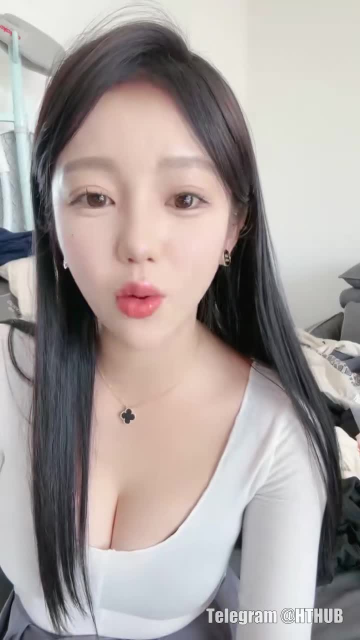 #主播 网红女神小尺度下海 丰乳肥臀超棒身材 揉捏奶子肥穴掰开特写