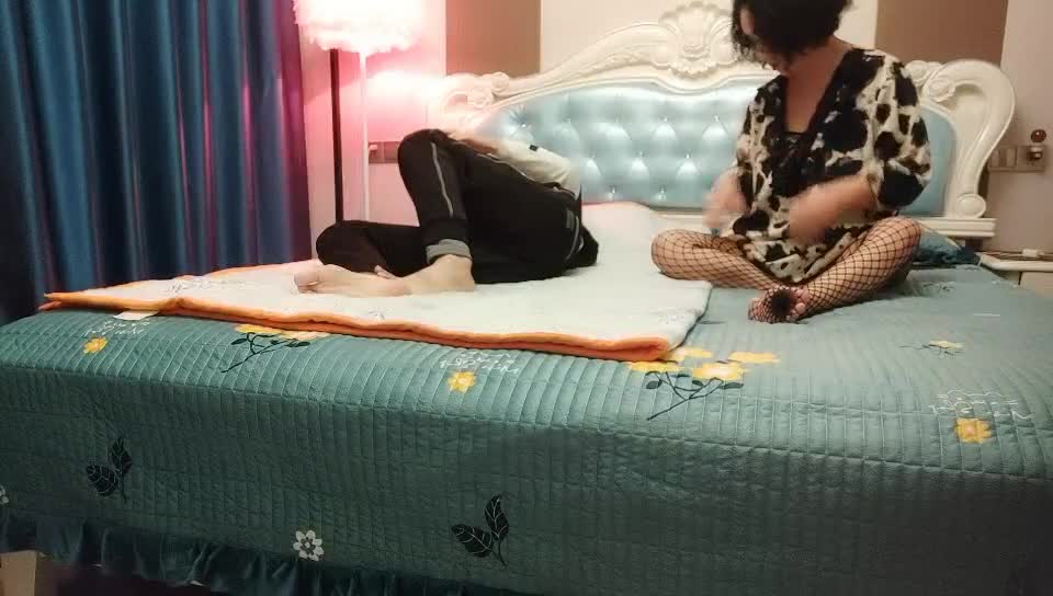 母子乱伦场，小伙大战美熟女，渔网情趣装，d罩杯大胸还要捂着，激情四射香艳刺激