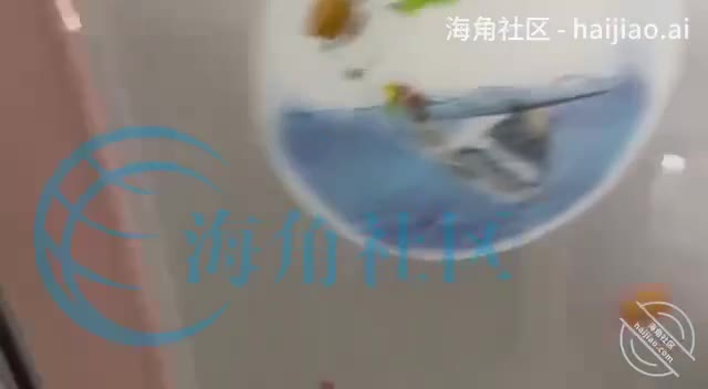 海角社区 #真实小王子我妈洗完澡出来后，还没来得急回电话，就被我抱过上要求啪啪了，我妈当时也不知道我二姨找她啥事，也就没太当回事，被我按倒就开始扒我妈裤子准备操她，刚要插入时又是非让我带套，我撒谎说套用没了以为我老妈能就此可以让我试着不带套，没成想我老妈干脆不让我干了要穿衣服起来，没招我只能又拿出来套子带上后才让我插入老妈的小穴。。。