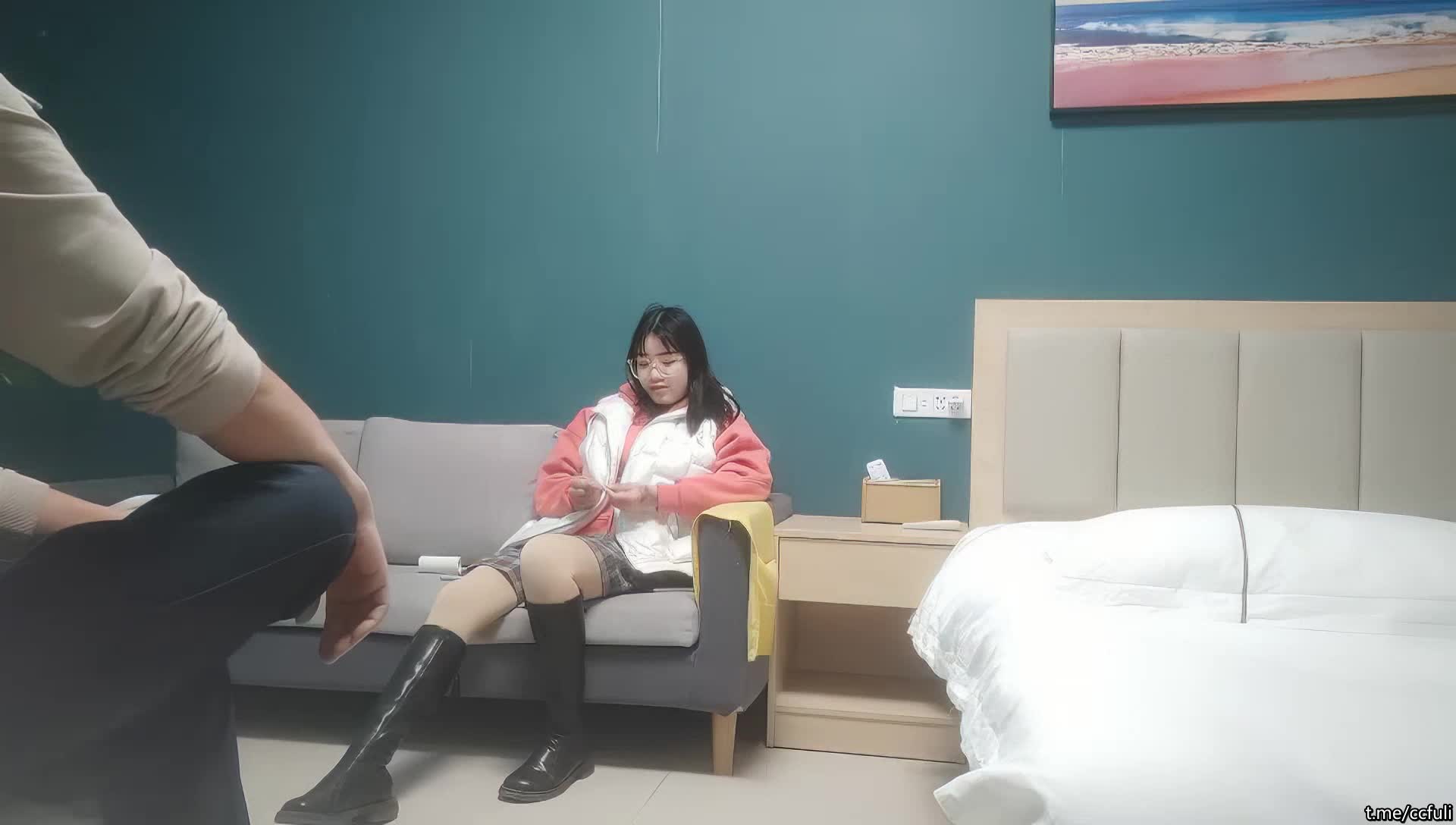 【#小夏探花】，老金十级粉丝，手法相似，眼镜妹极品大胸，脱光后判若两人，淫荡小娇娃，舌吻啪啪激情如火点此查看更多