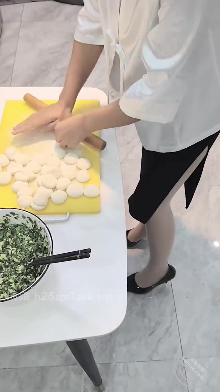 海角社区 #相依为命的母子这次我状态够好，把我妈操的流了好多骚水，留在我鸡巴周围全都黏糊糊的，还有好多淫水和套子摩擦时间长了导致的残渣。这次可真把我妈累坏了，她真的是穿着高跟鞋站了很久，又要包饺子又要在我身上一直扭动身体，把她累的中间休息了很多次。也正是因为这个原因所以我能坚持的久一点，一直是我操她的话我根本挺不了这么久，越爽我操的就越快，可能五分钟我就射了。