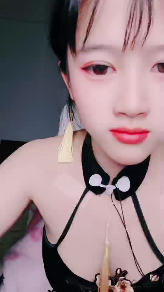 #04的小朋友 七彩虹主播 04年的 才21岁