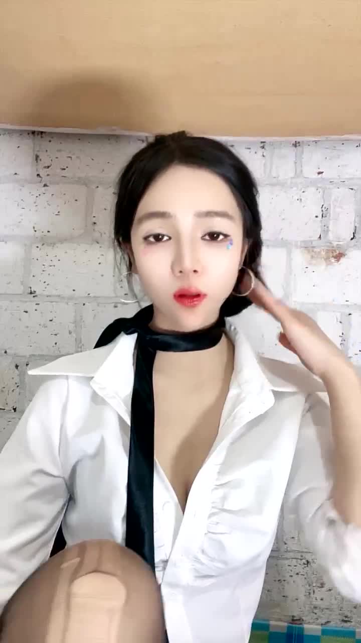 #妩媚的琪宝 很骚，很刺激 各种制服黑丝诱惑 颜值身材无敌，吐舌诱惑 性感裸舞 道具自慰！
