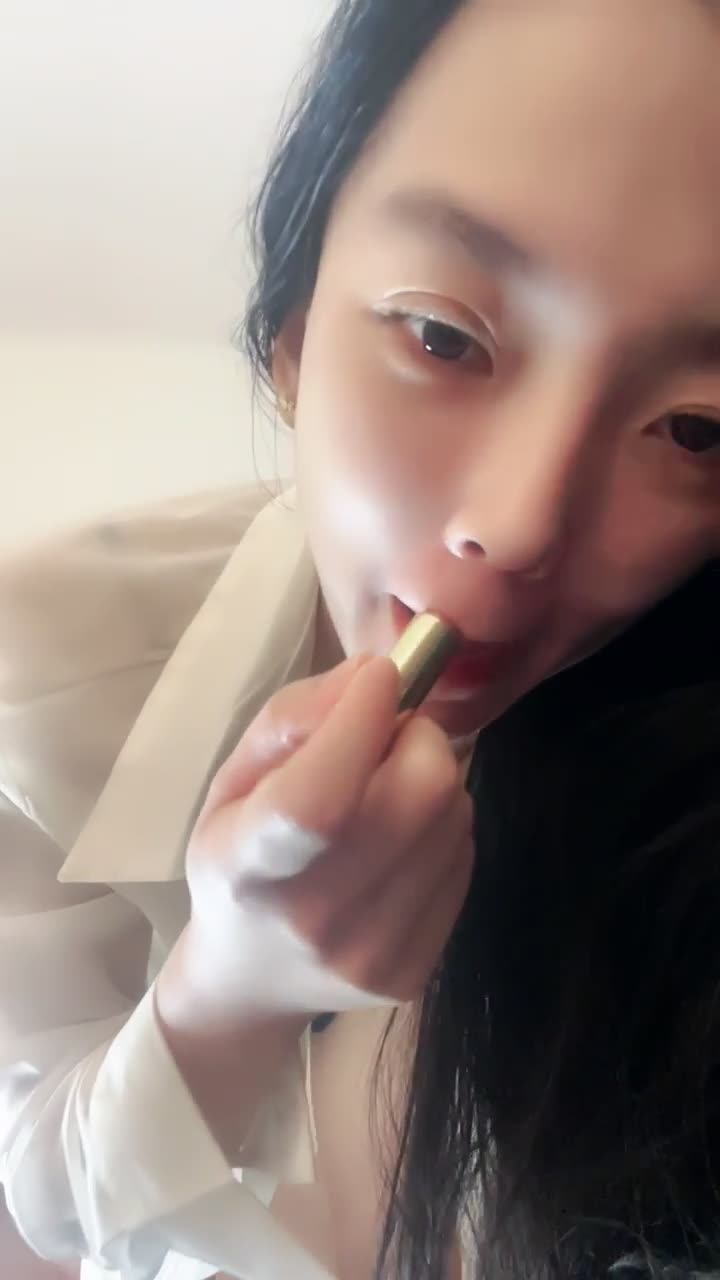 #喝个椰宝 超级巨乳女神~身材绝顶~ 毛超多~性感蜜桃 没有过重的滤镜，没有满屏煞白的 视觉刺激感，而且 主播颜值也不错……奶子又大又圆 不过听说奶是假奶 这个得要群友自己辨别了