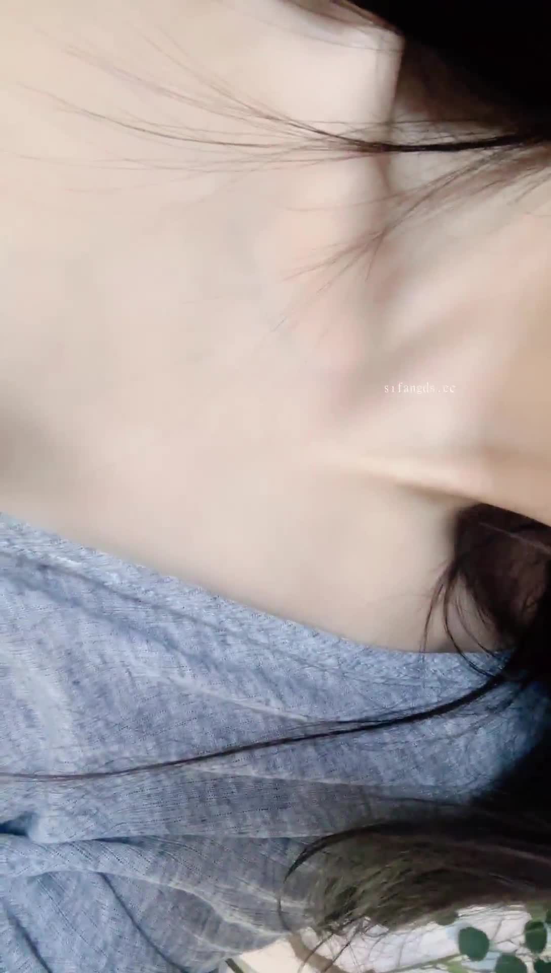 #曦瑶 顶级外围名媛女神下海，美到让人惊叹，身材和颜值都是天花板级的存在，高冷女神明星范，秒杀网红人间尤物，情趣红色肚兜，帝王般的享受，秒射