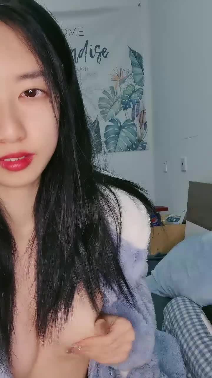 文靜妹妹獨自在家！給大家秀一波！圓潤美乳多毛粉穴，雙指插入扣弄，自己玩爽了看尿尿