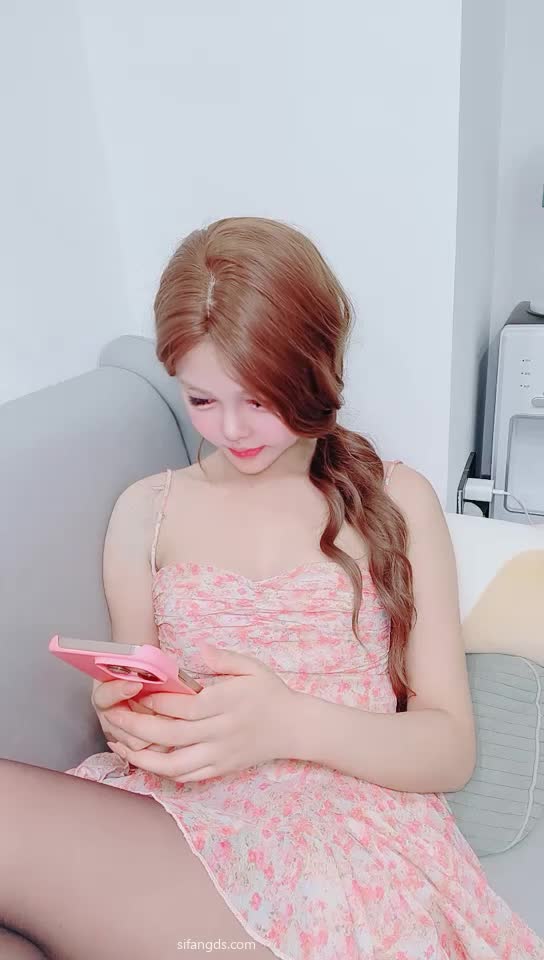 #小小榨汁精 榨精骚母狗~自慰抽插流白浆 无套操翻白眼