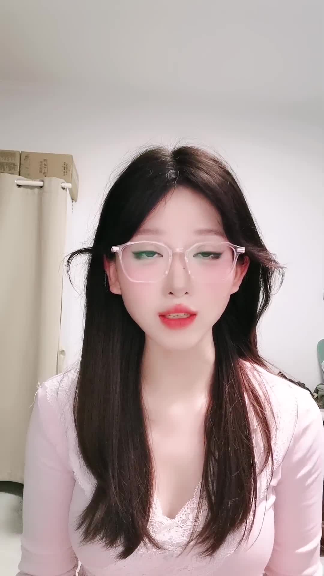 十个眼镜九个骚~好漂亮【反差女大学生】无敌美臀扒开粉穴