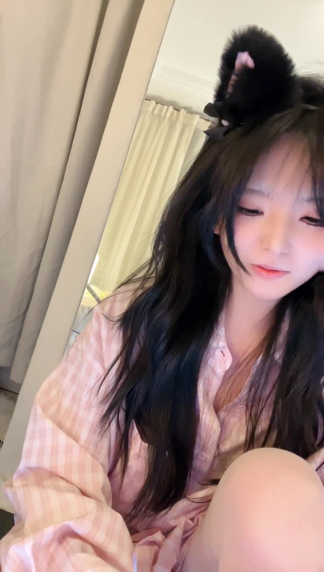 #陌七七 顶级绿播女神下海，真正的大学校花美女，回头率100%，太美太清纯了，初恋的感觉，秒杀正规平台网红女主播，难得一见的极品尤物，一眼就爱上了