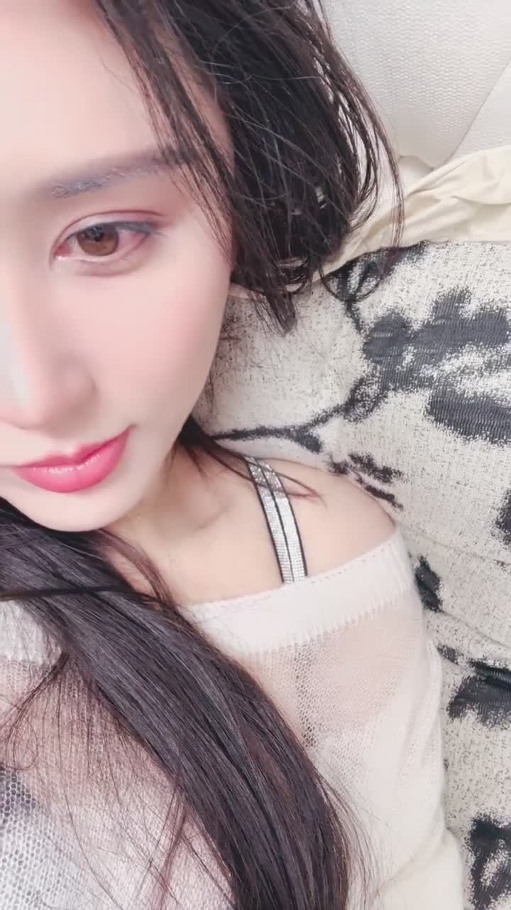 #栀夏 气质女神! 好骚~好漂亮~抠穴道具自慰~白浆直流! 我昨晚看了1小时左右的录播，开始时也是觉得很惊艳，笑容很迷人很妖冶，但过了一会儿发现她就像个台词只有几句的机器人，一直说让观众「刷啊」、「刷礼物私聊」等让人消费的话。这样让她撒娇发嗲的动作表情就变成了扭捏，没有服务精神，不愿与观众交流，非常贫乏无聊。