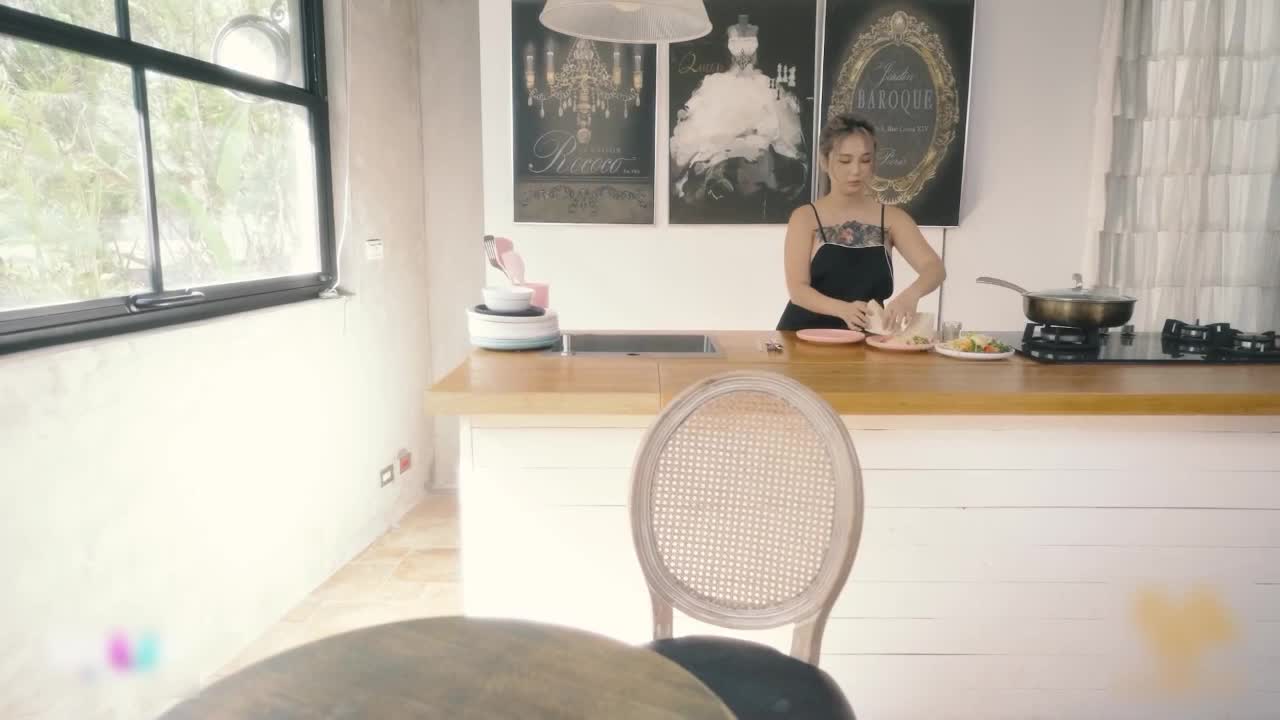 #国产 #高清 #无码 爸爸出差不在家时，巨乳继母勾引我！