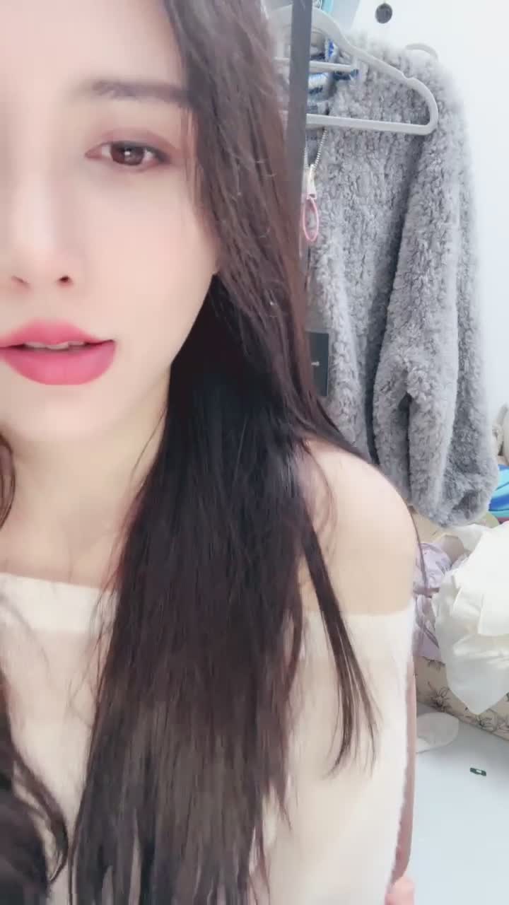 #栀夏 性感女神 超极品 盛世容颜~肤白貌美大美B 揉逼道具自慰 正常直播的时候是露脸 自慰的时候没有露脸 有点可惜